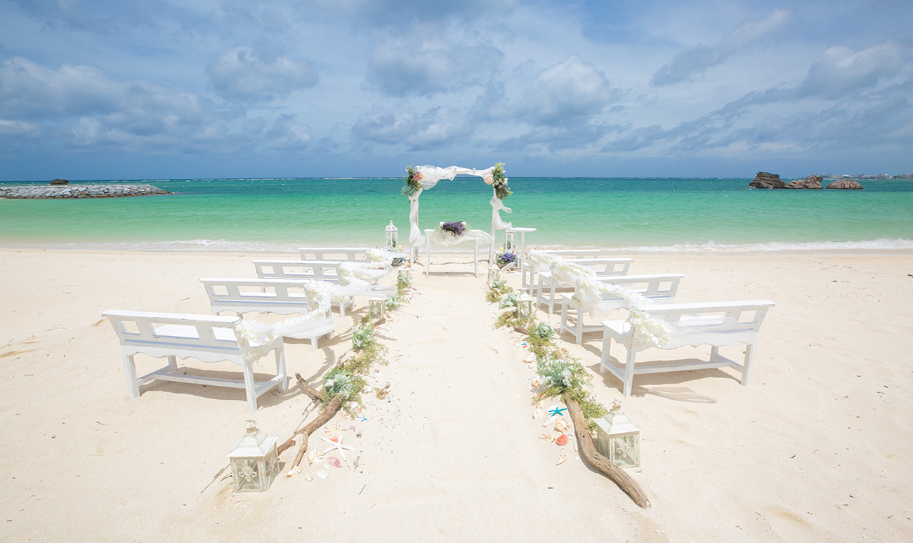 Wedding/deco ceremony of blue sea and blue sky [Chatan Araha Beach]